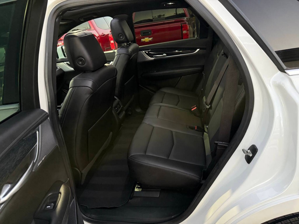 Cadillac XT5 Vehicle Full-screen Gallery Image 13