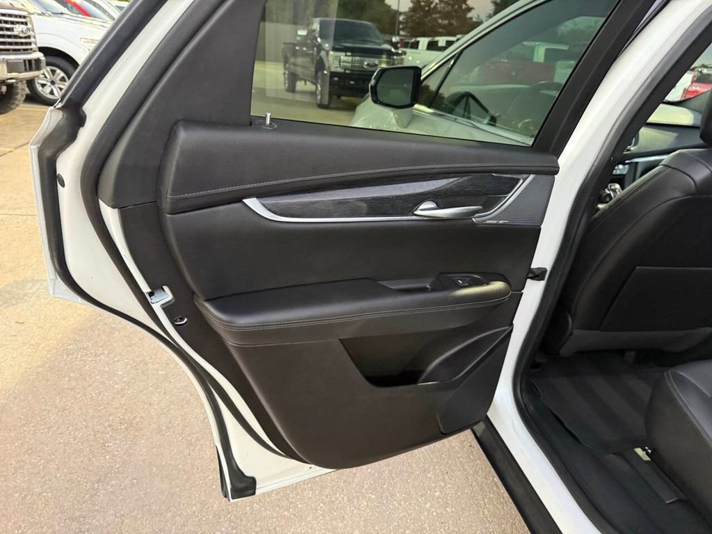 Cadillac XT5 Vehicle Full-screen Gallery Image 14