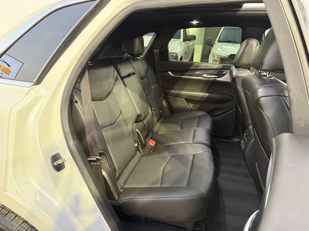 Cadillac XT5 Vehicle Full-screen Gallery Image 15