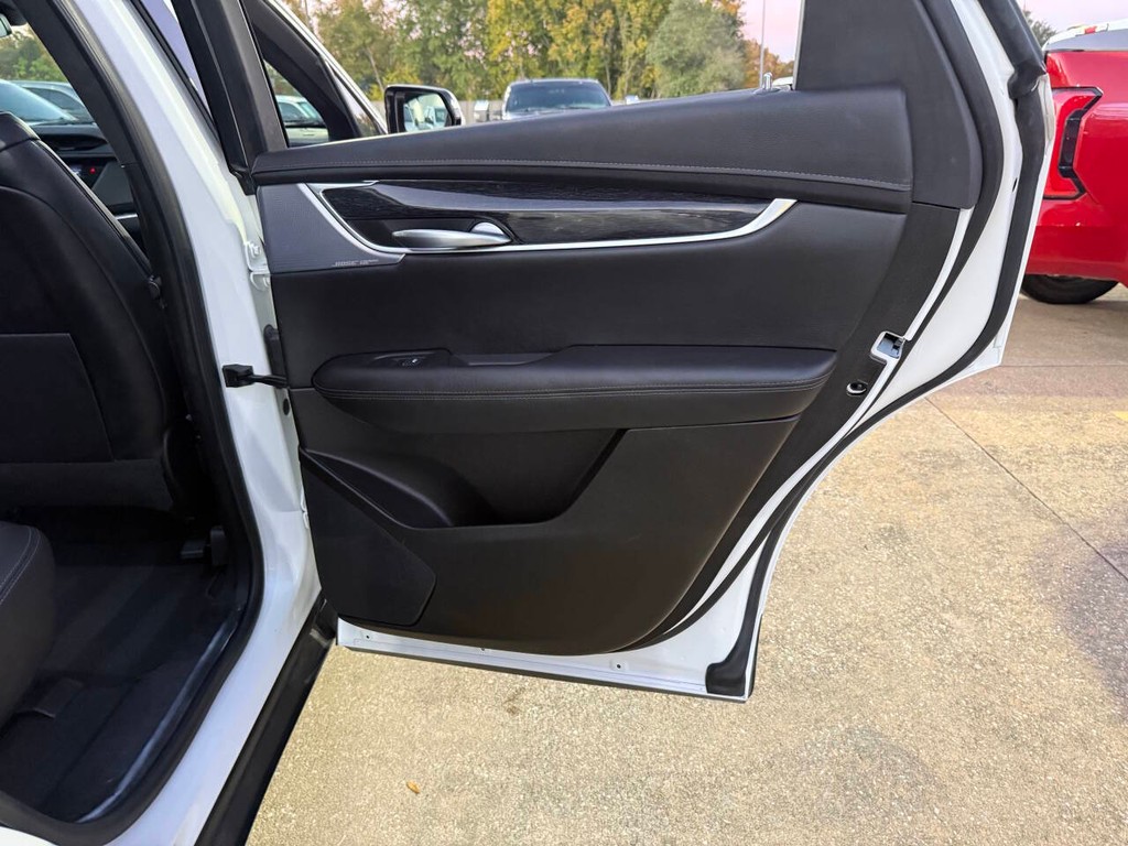 Cadillac XT5 Vehicle Full-screen Gallery Image 16