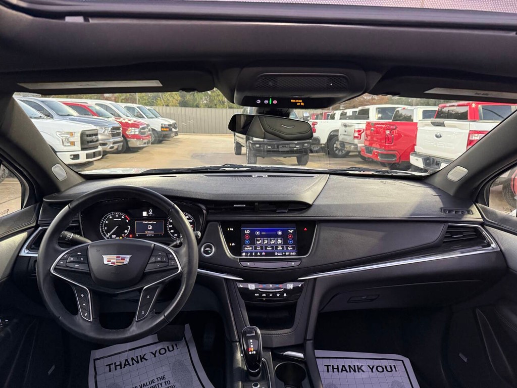 Cadillac XT5 Vehicle Full-screen Gallery Image 17