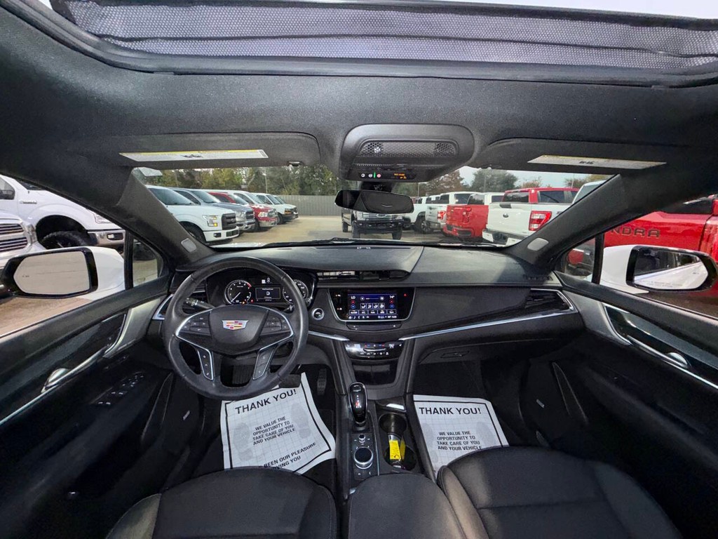 Cadillac XT5 Vehicle Full-screen Gallery Image 18