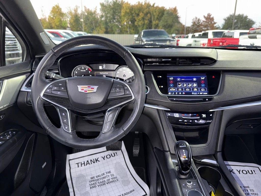 Cadillac XT5 Vehicle Full-screen Gallery Image 21