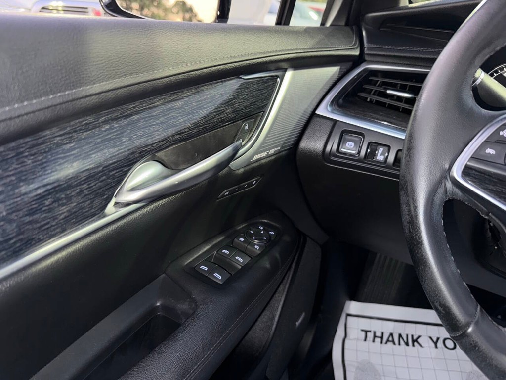 Cadillac XT5 Vehicle Full-screen Gallery Image 30