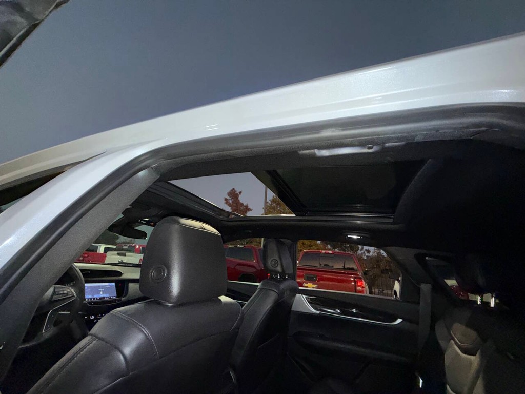 Cadillac XT5 Vehicle Full-screen Gallery Image 32