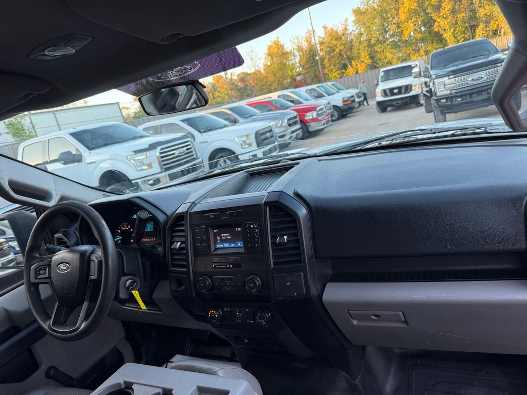 Ford F-150 Vehicle Full-screen Gallery Image 12