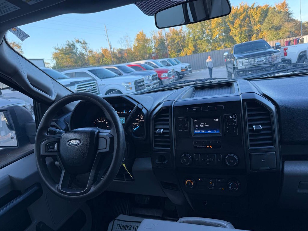 Ford F-150 Vehicle Full-screen Gallery Image 14