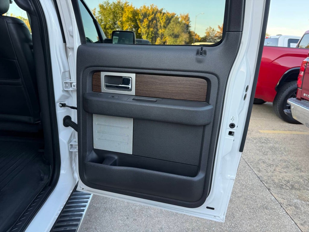 Ford F-150 Vehicle Full-screen Gallery Image 16