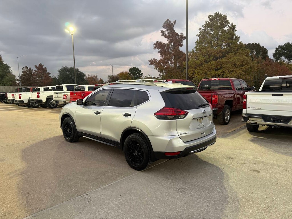 Nissan Rogue Vehicle Full-screen Gallery Image 04