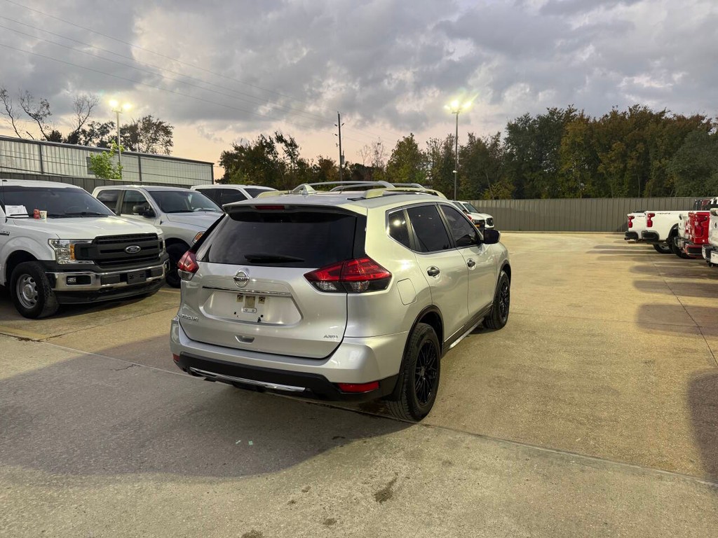 Nissan Rogue Vehicle Full-screen Gallery Image 06