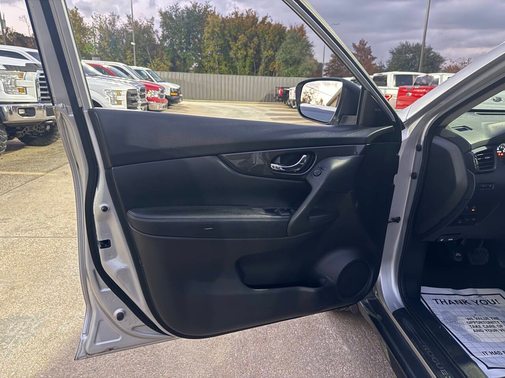 Nissan Rogue Vehicle Full-screen Gallery Image 08