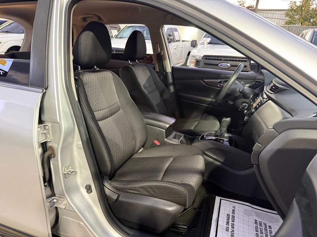 Nissan Rogue Vehicle Full-screen Gallery Image 10