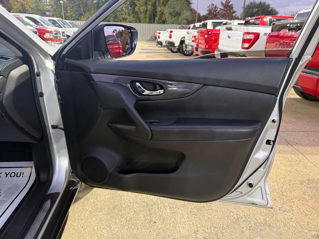 Nissan Rogue Vehicle Full-screen Gallery Image 11