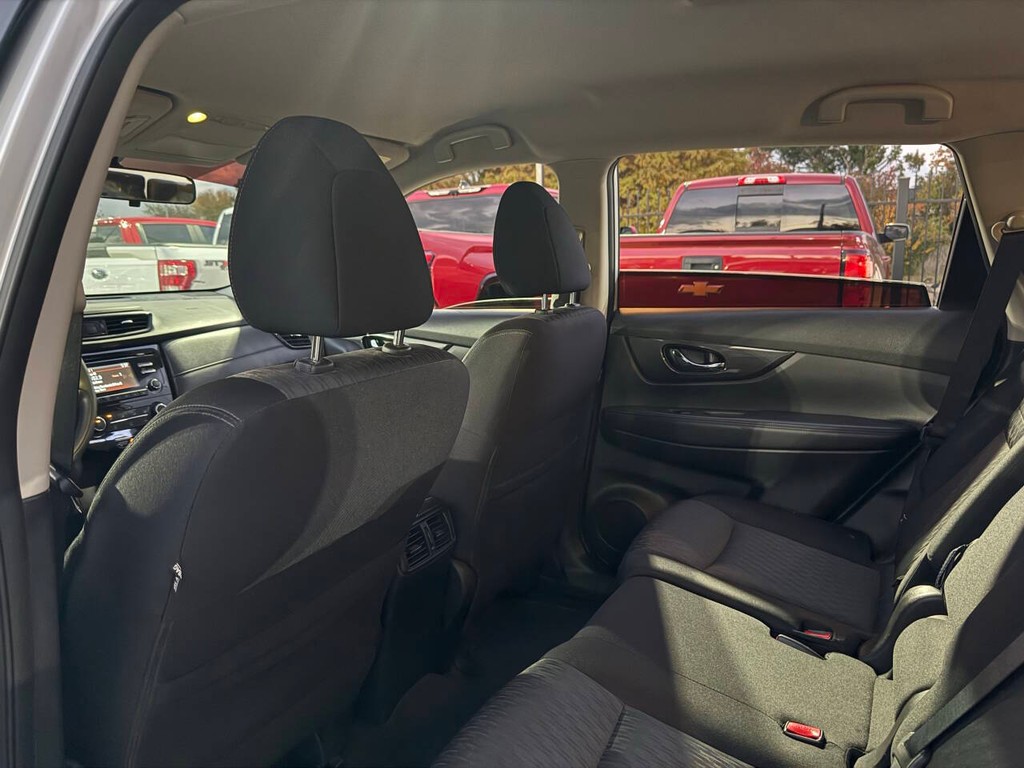 Nissan Rogue Vehicle Full-screen Gallery Image 12