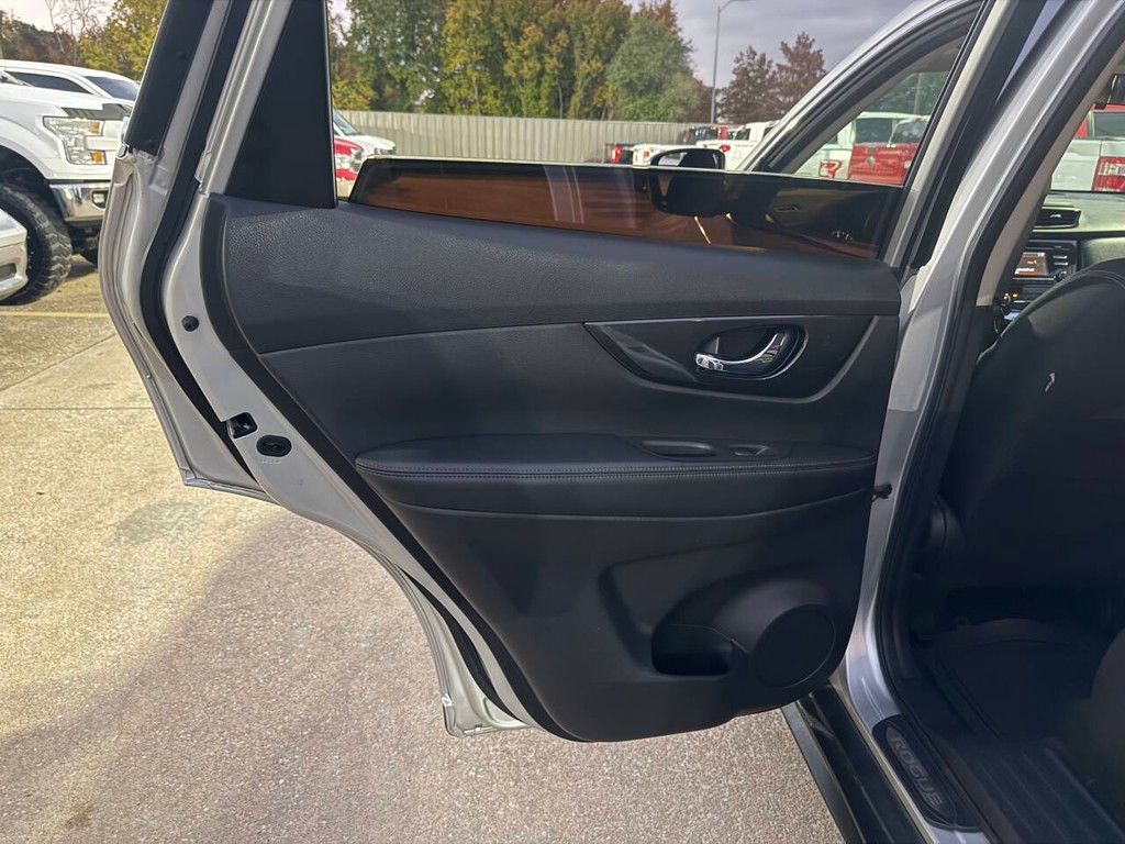 Nissan Rogue Vehicle Full-screen Gallery Image 14