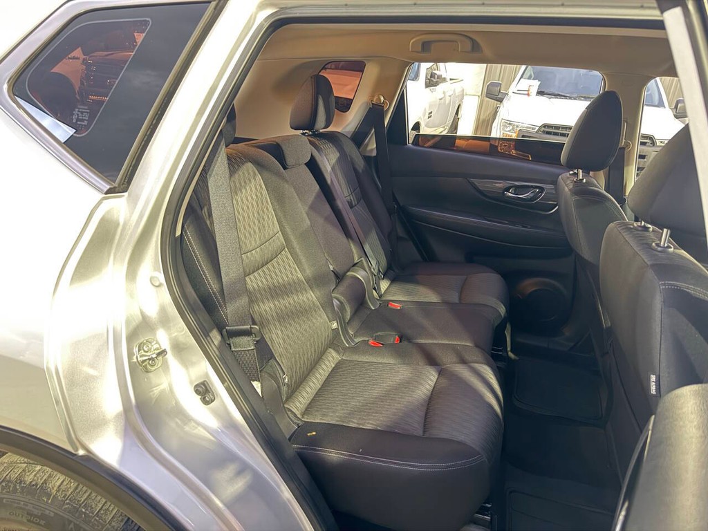 Nissan Rogue Vehicle Full-screen Gallery Image 15