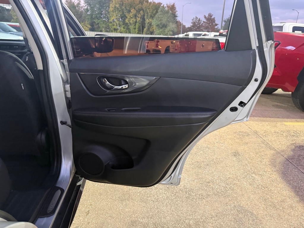 Nissan Rogue Vehicle Full-screen Gallery Image 16