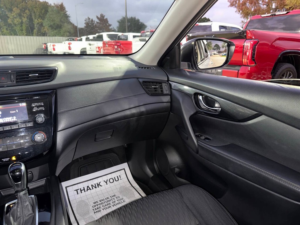 Nissan Rogue Vehicle Full-screen Gallery Image 20