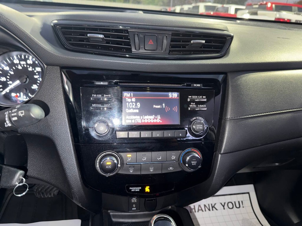 Nissan Rogue Vehicle Full-screen Gallery Image 24