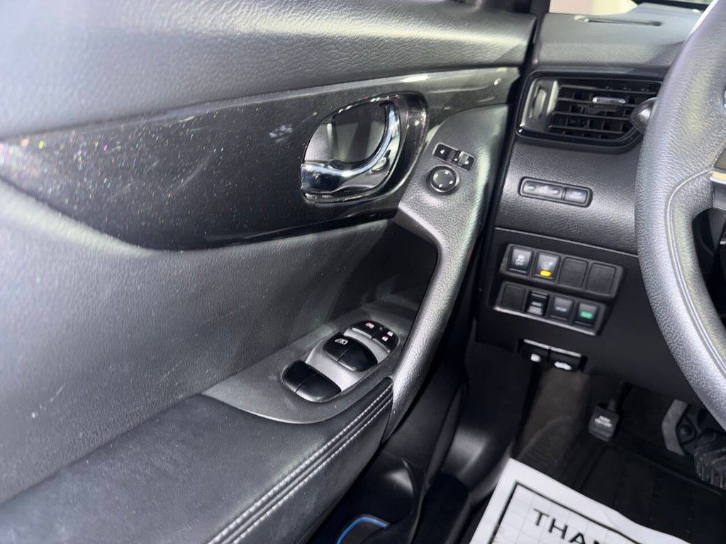 Nissan Rogue Vehicle Full-screen Gallery Image 30