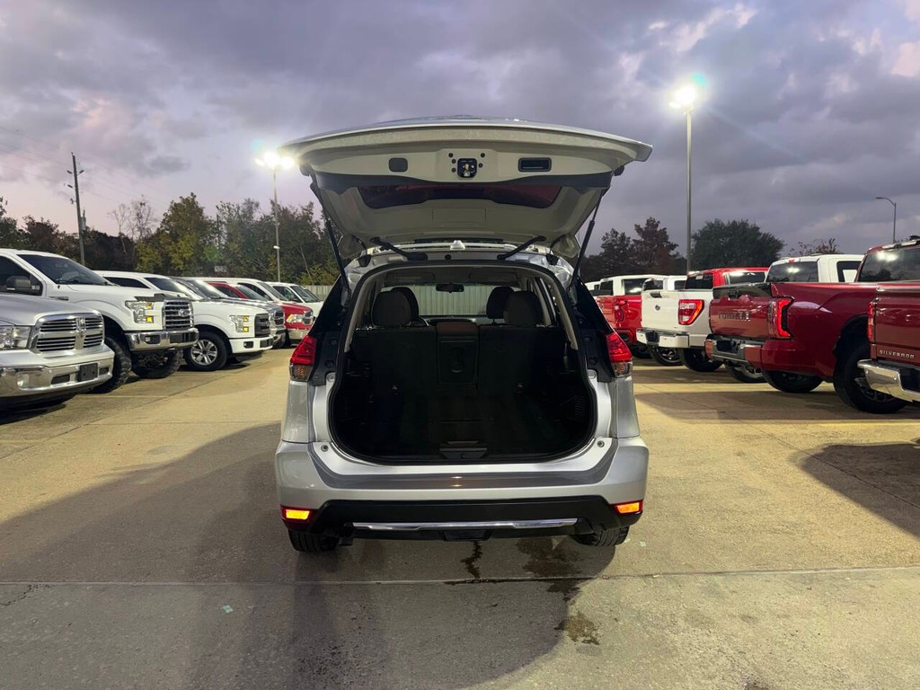 Nissan Rogue Vehicle Full-screen Gallery Image 36