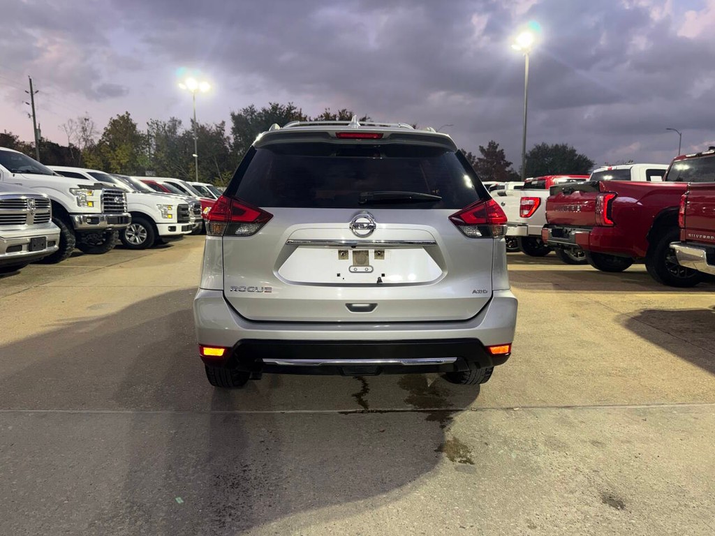 Nissan Rogue Vehicle Full-screen Gallery Image 37