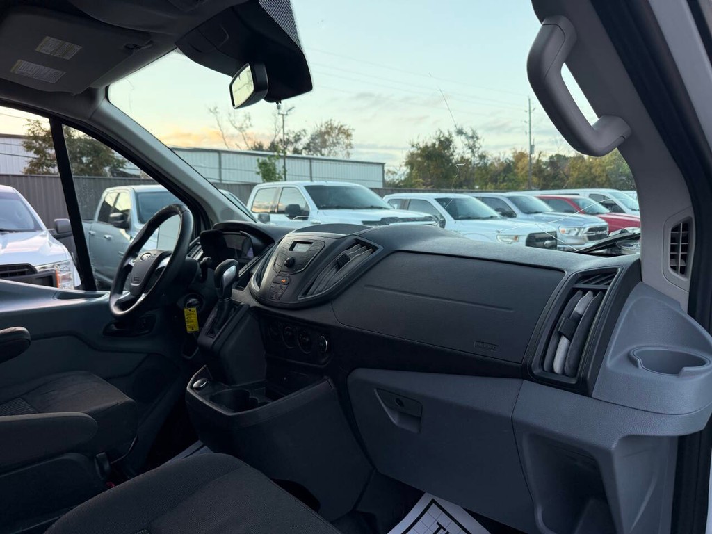 Ford Transit Van Vehicle Full-screen Gallery Image 09