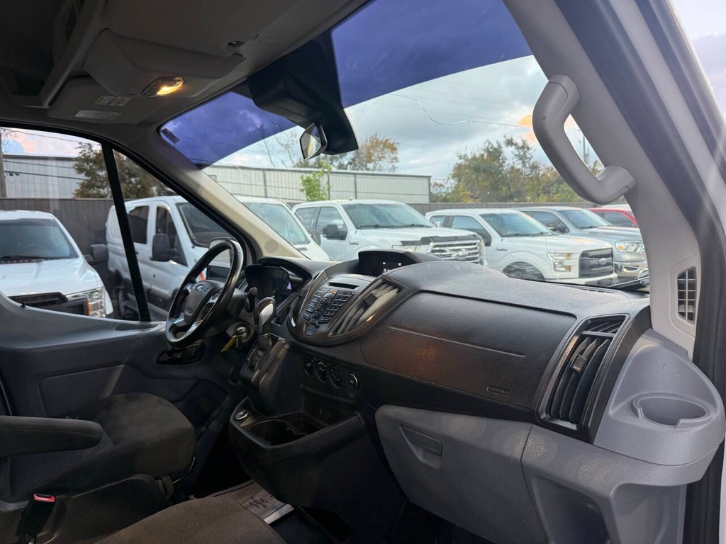 Ford Transit Van Vehicle Full-screen Gallery Image 09