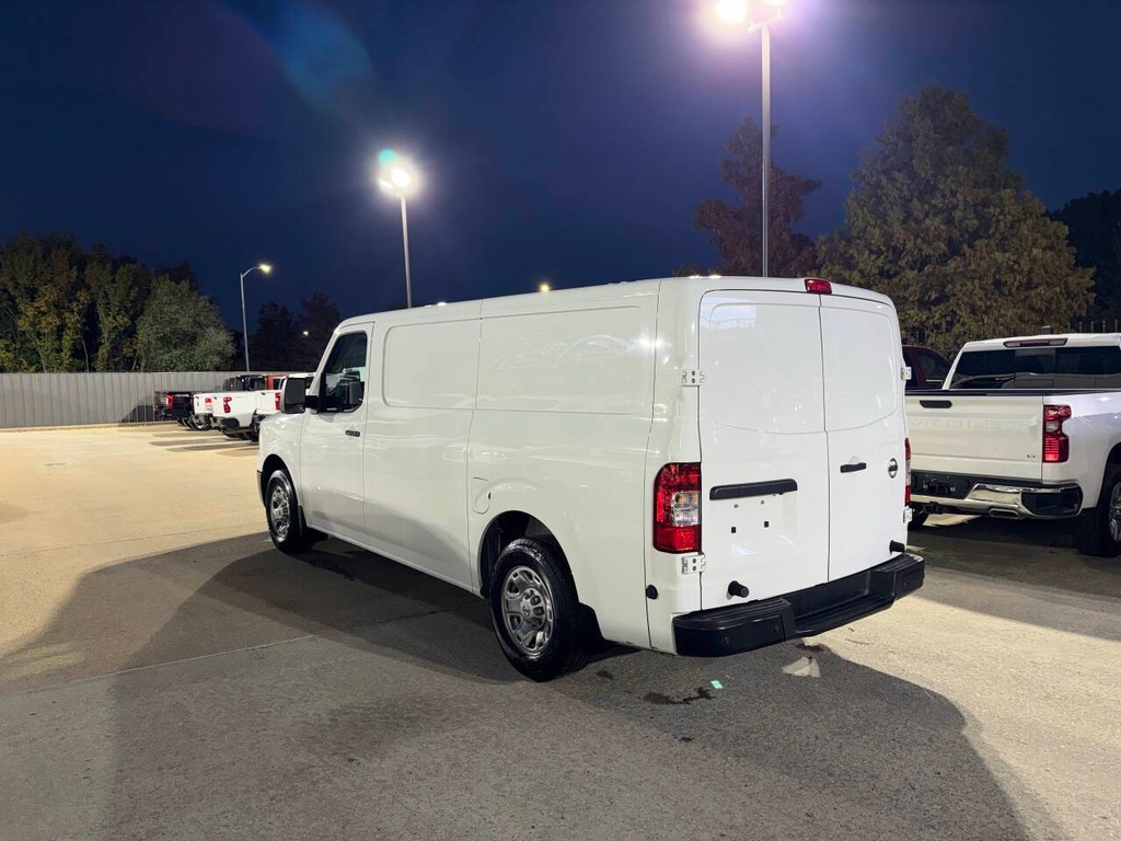 Nissan NV Cargo Vehicle Full-screen Gallery Image 04