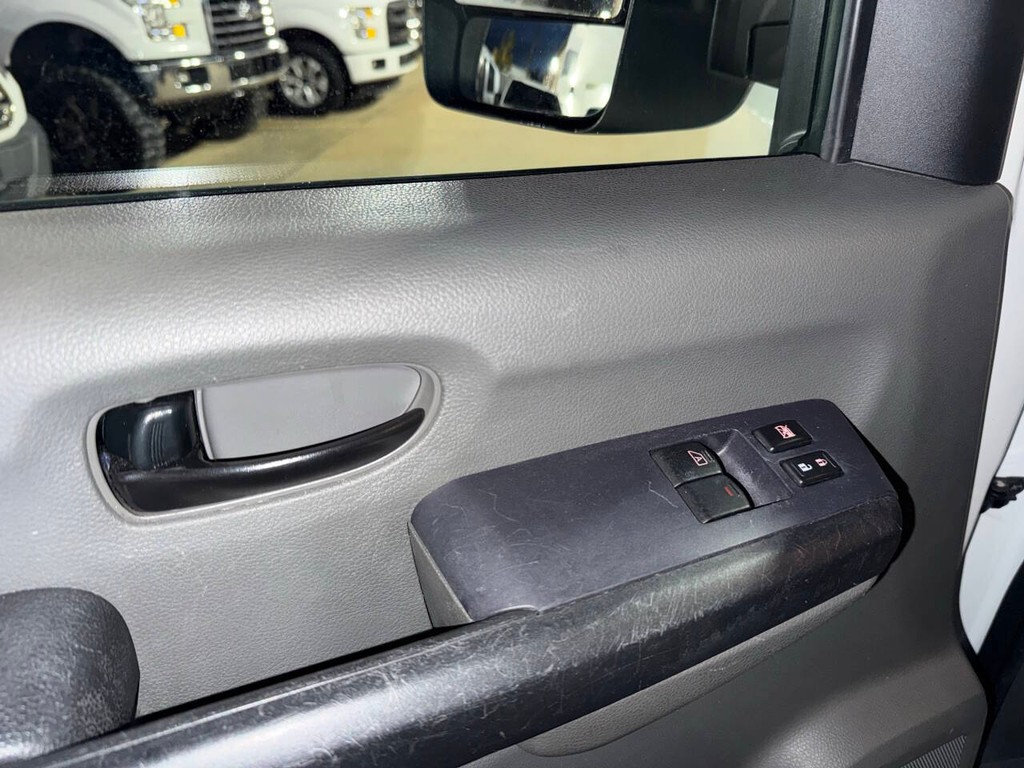 Nissan NV Cargo Vehicle Full-screen Gallery Image 32