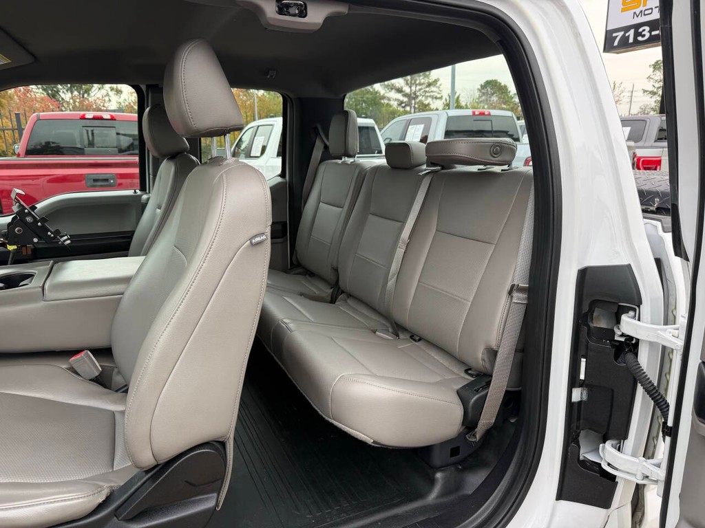 Ford F-150 Vehicle Full-screen Gallery Image 08