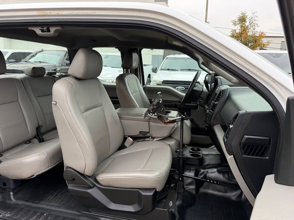 Ford F-150 Vehicle Full-screen Gallery Image 12