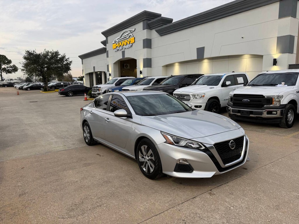 Nissan Altima Vehicle Full-screen Gallery Image 02