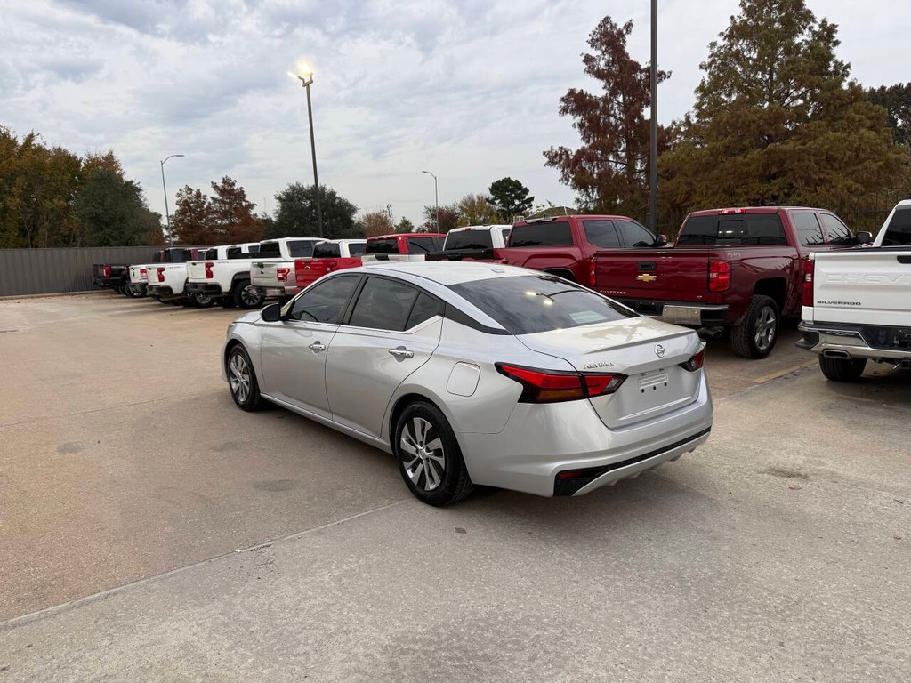 Nissan Altima Vehicle Full-screen Gallery Image 04