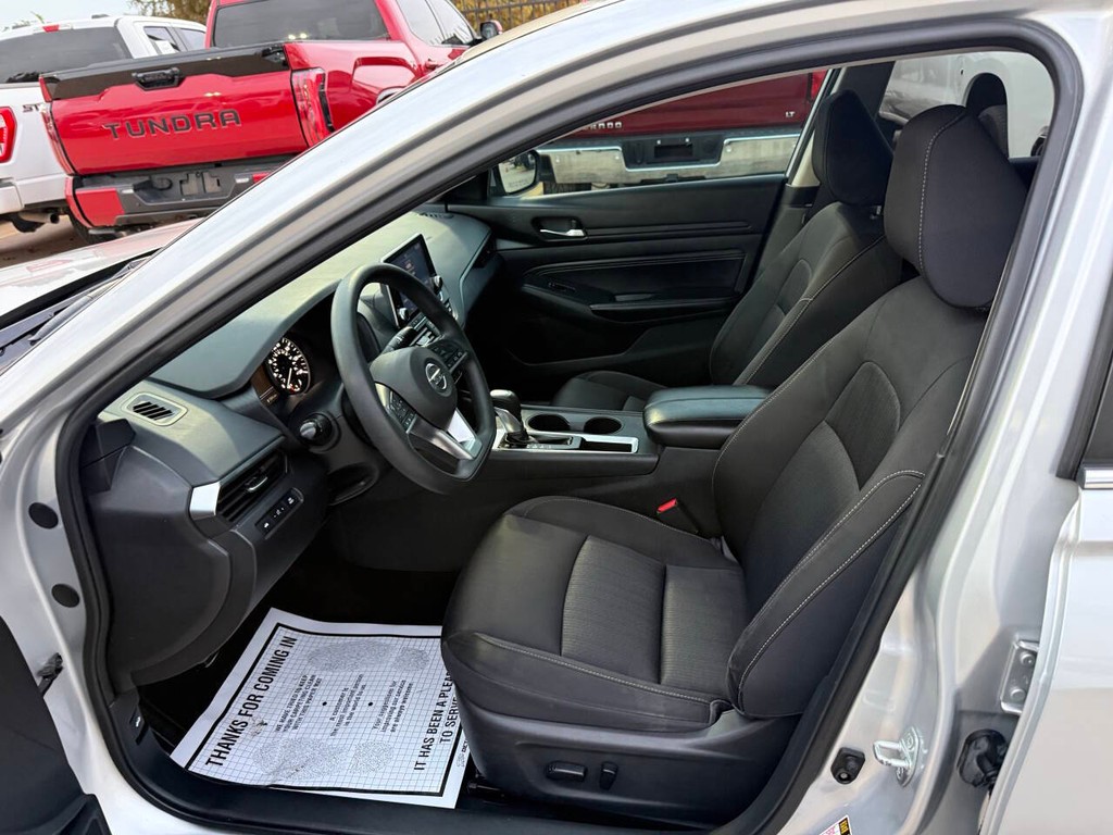 Nissan Altima Vehicle Full-screen Gallery Image 07