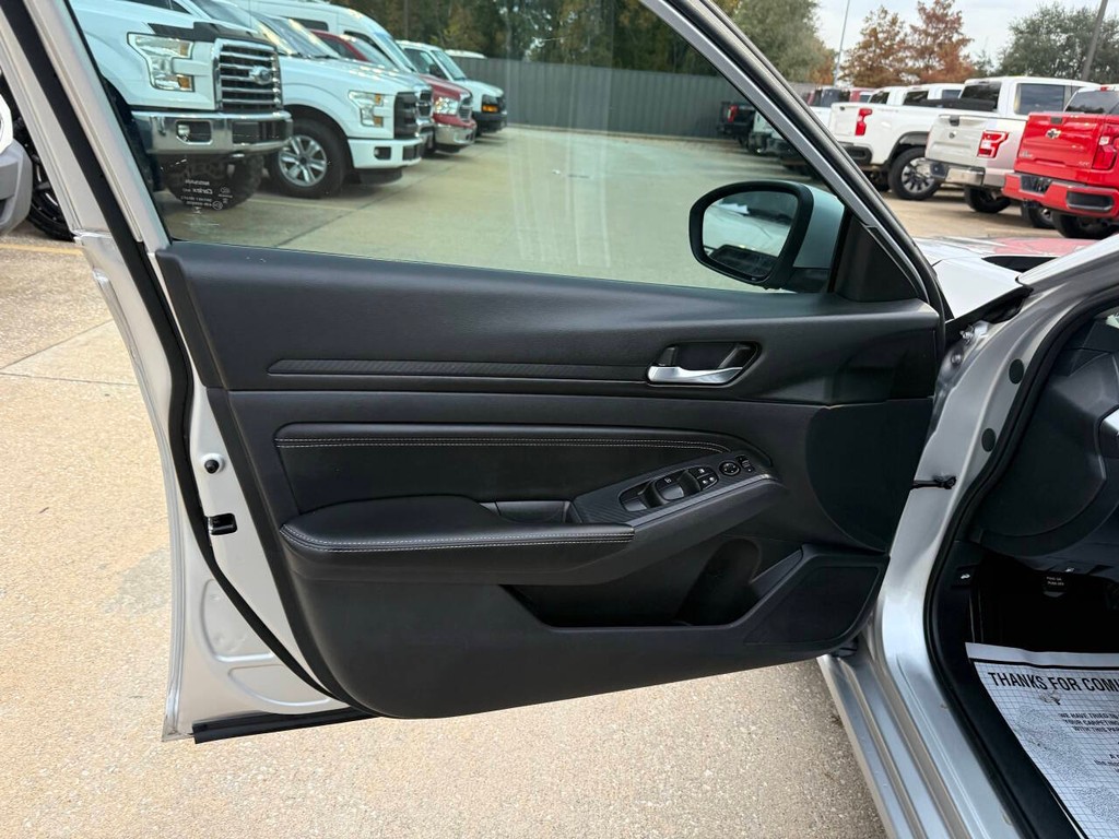 Nissan Altima Vehicle Full-screen Gallery Image 08