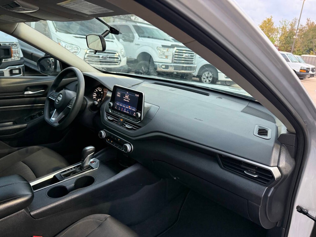 Nissan Altima Vehicle Full-screen Gallery Image 09