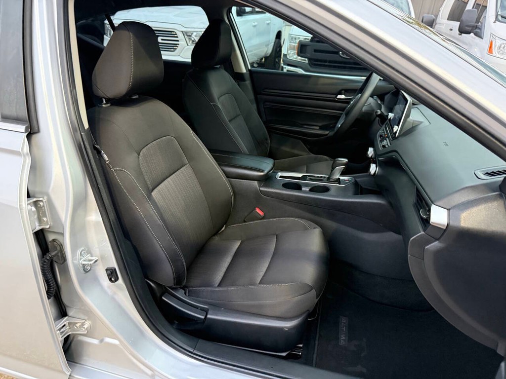 Nissan Altima Vehicle Full-screen Gallery Image 10