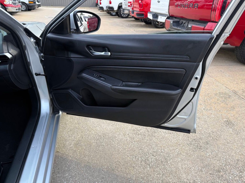 Nissan Altima Vehicle Full-screen Gallery Image 11