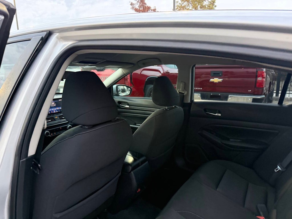 Nissan Altima Vehicle Full-screen Gallery Image 12