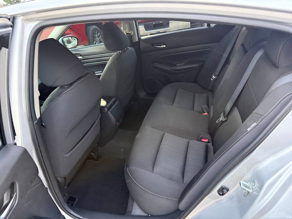 Nissan Altima Vehicle Full-screen Gallery Image 13