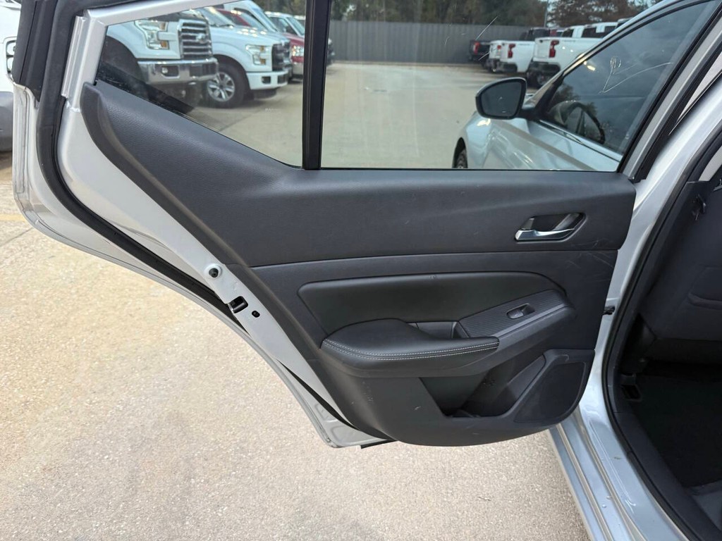 Nissan Altima Vehicle Full-screen Gallery Image 14