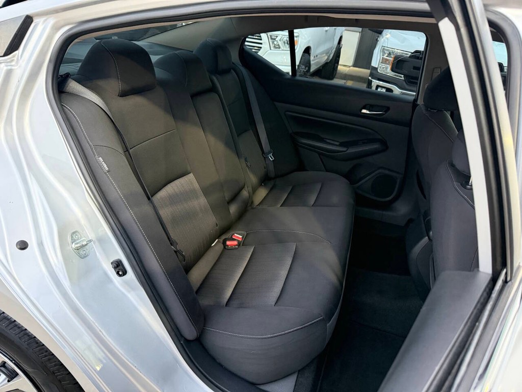 Nissan Altima Vehicle Full-screen Gallery Image 15