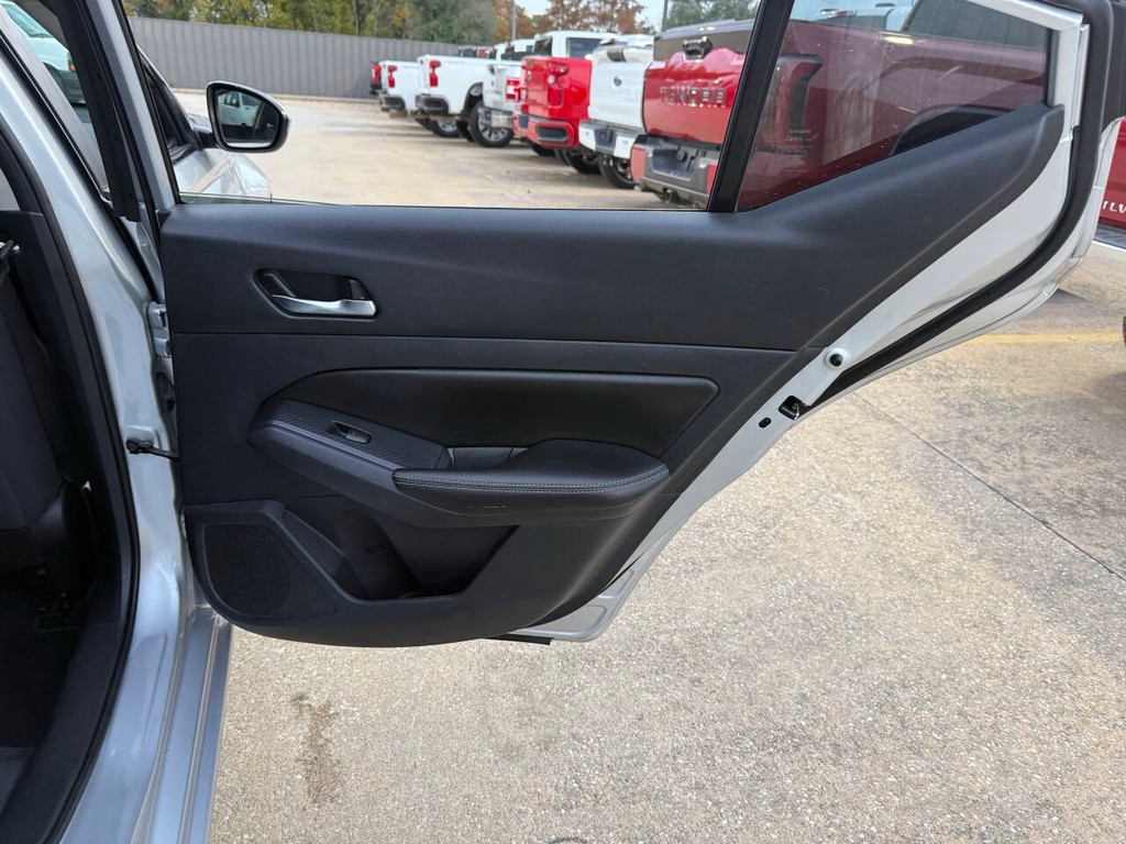 Nissan Altima Vehicle Full-screen Gallery Image 16