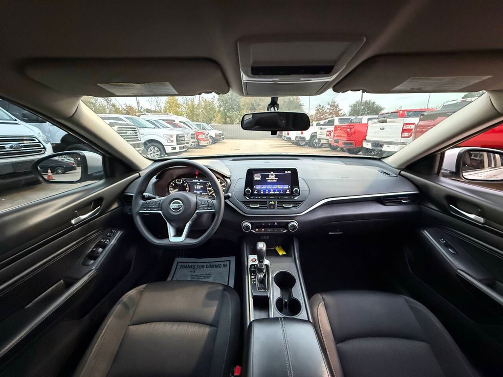 Nissan Altima Vehicle Full-screen Gallery Image 18