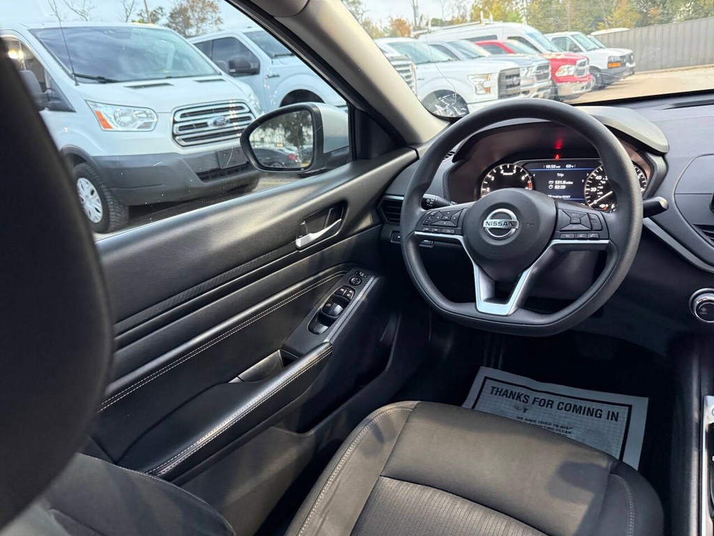 Nissan Altima Vehicle Full-screen Gallery Image 19