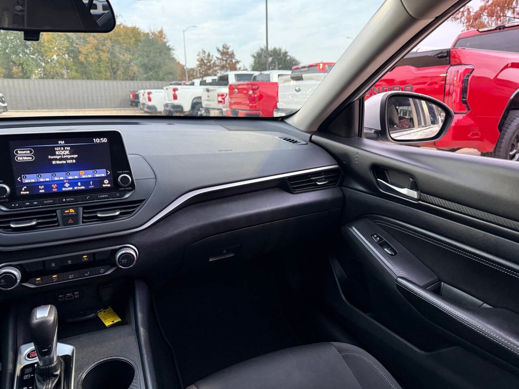 Nissan Altima Vehicle Full-screen Gallery Image 20