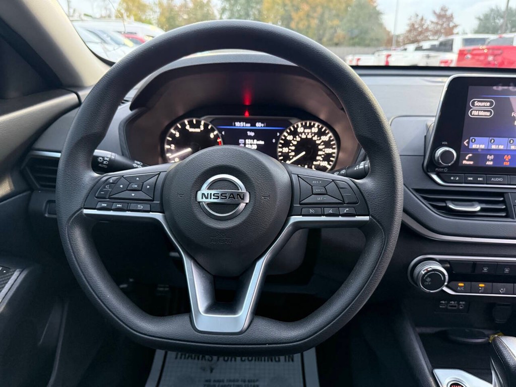 Nissan Altima Vehicle Full-screen Gallery Image 22