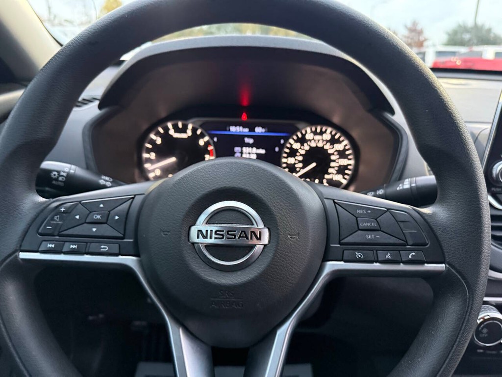 Nissan Altima Vehicle Full-screen Gallery Image 24