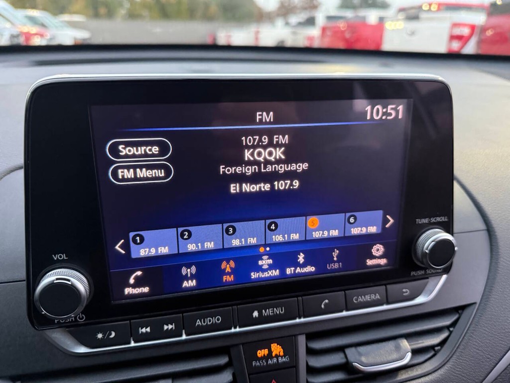 Nissan Altima Vehicle Full-screen Gallery Image 26